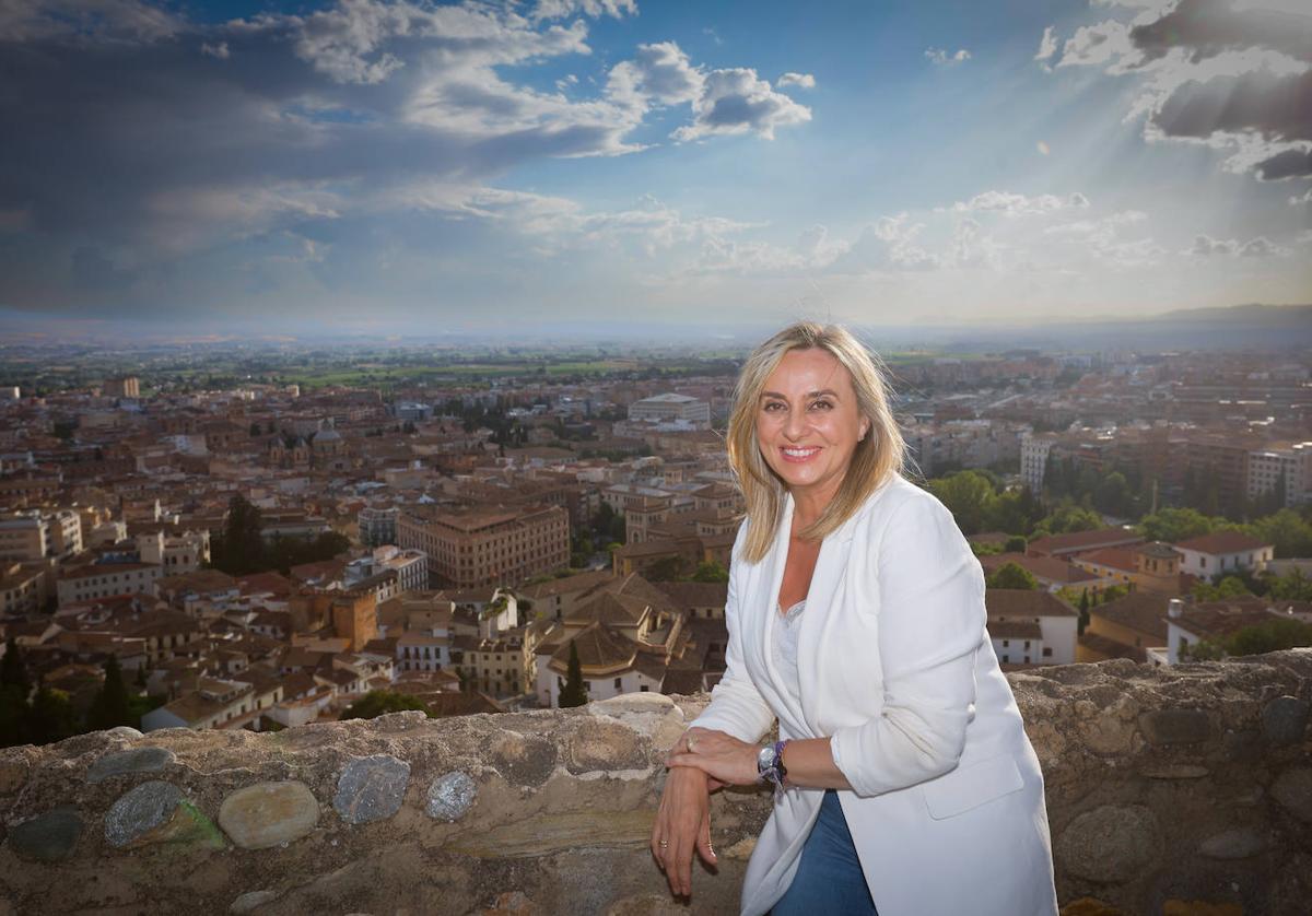 La alcaldesa de Granada, Marifrán Carazo, posa para IDEAL con la ciudad al fondo.