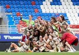 La plantilla del Granada celebra su estancia en la Liga F.