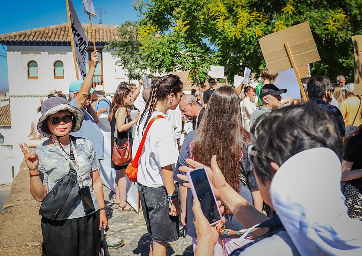 Imagen secundaria 1 - Concentración en el Albaicín.