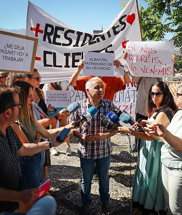 Imagen secundaria 2 - Concentración en el Albaicín.