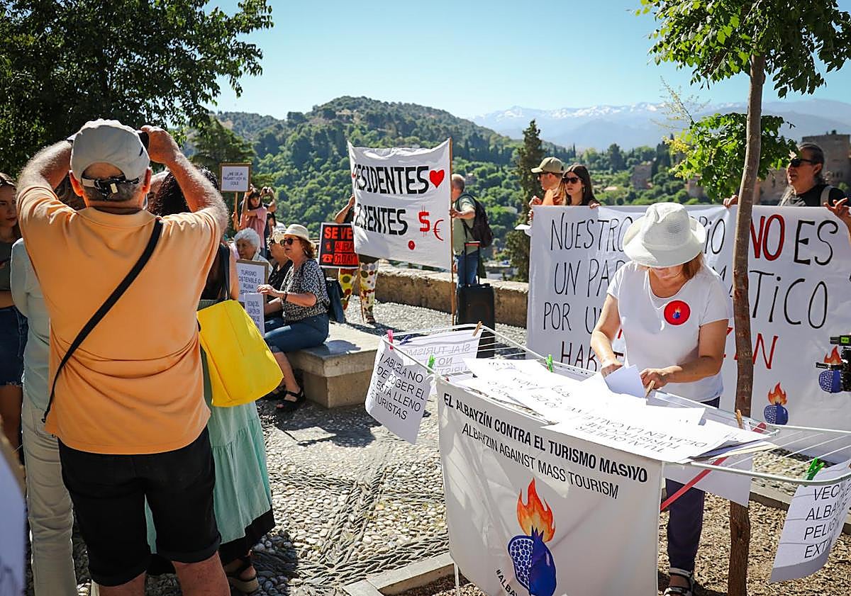Imagen principal - Concentración en el Albaicín.
