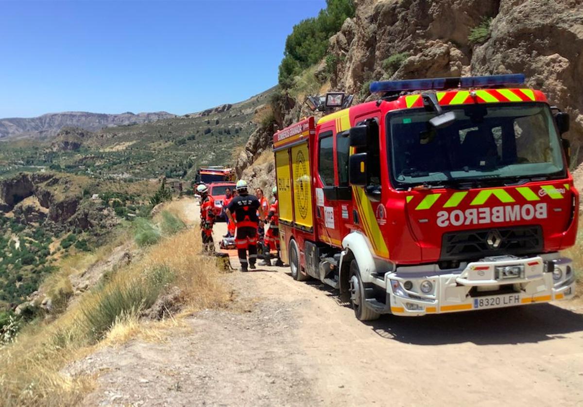 Los Bomberos de Granada, durante las tareas de rescate.