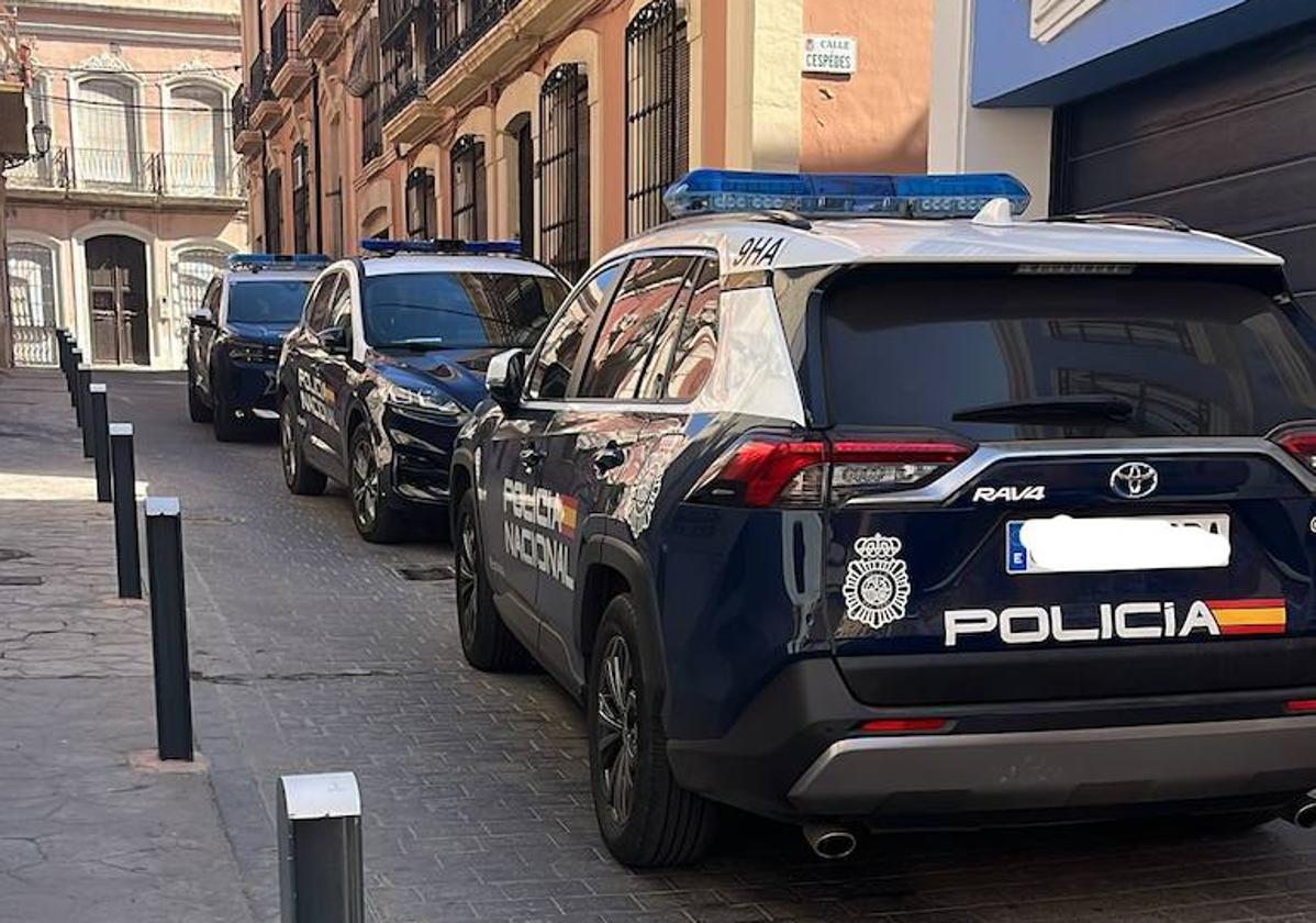 Vehículos de la Policía Nacional en la calle Céspedes.