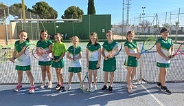 Algunos de los jóvenes aprendices de tenistas con clase de la localidad.