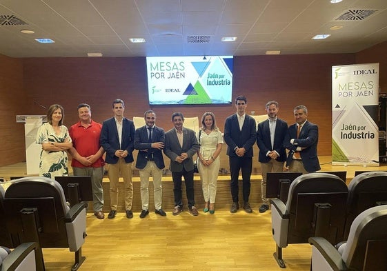 Foto de familia tras el acto de clausura.