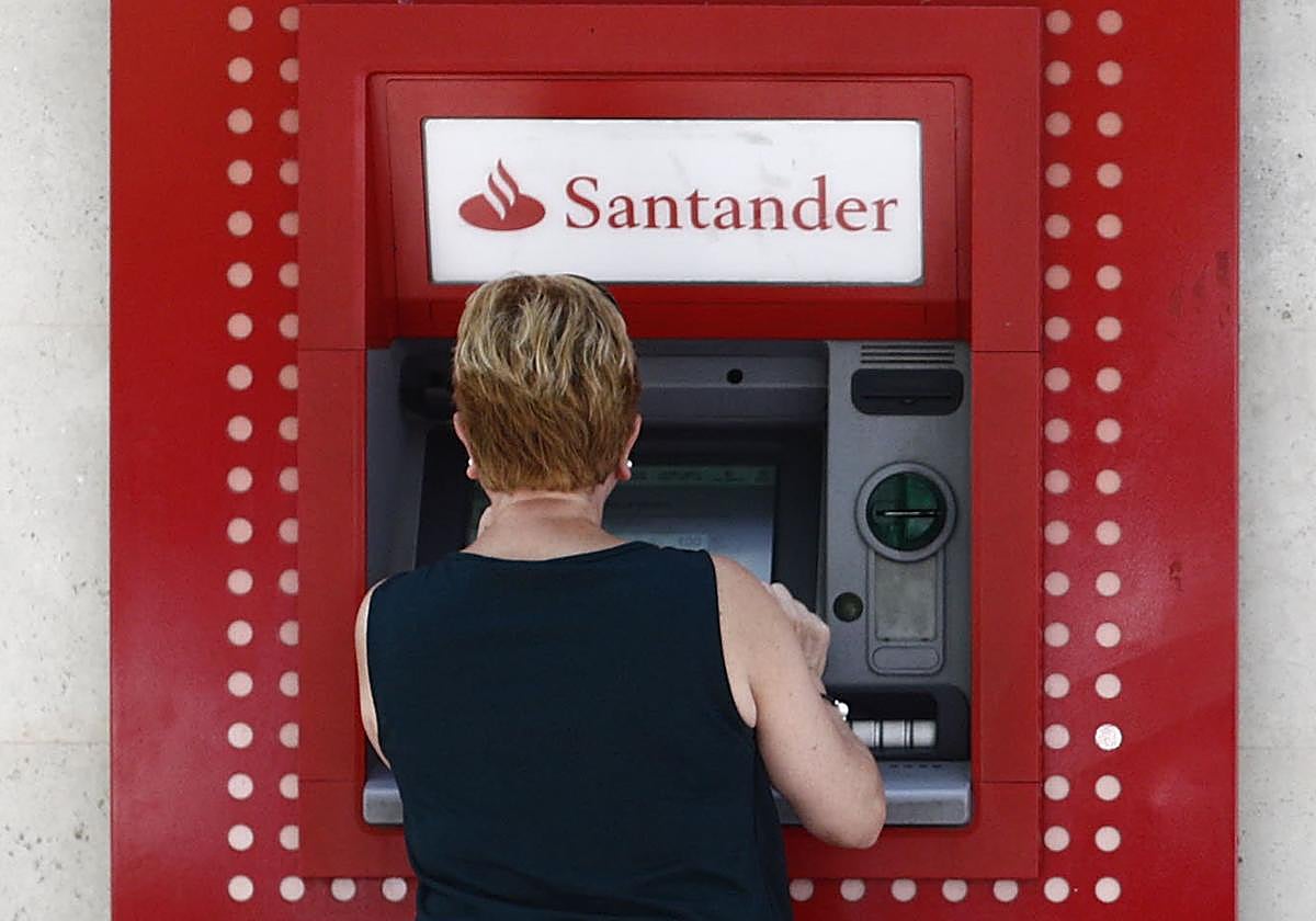 El cambio para sacar dinero en los cajeros que anuncia el Santander