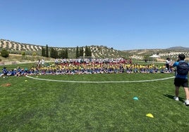 Alumnos del CEIP Nuestra Sñoera del Rosario de Domingo Pérez y del CEIP San Andrés de Montejícar, en las I Olimpiadas Intercentros Varaila.