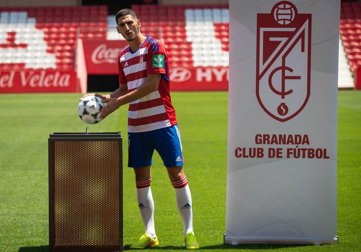 Yann Bodiger, primer fichaje tras el anterior descenso, sobre el césped de Los Cármenes.