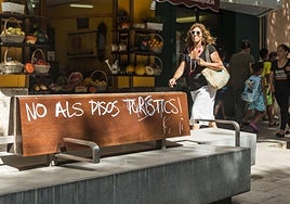 Mensaje contra los pisos turísticos en Palma de Mallorca.