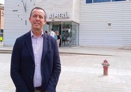 El subdelegado del Gobierno en Almería, ante la estación intermodal, que pasará a la historia a partir de julio.