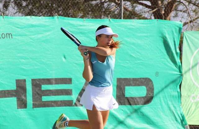 Ariana Geerlings devuelve una bola con un revés a dos manos.