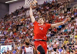David Kramer convierte un mate ante el Baskonia.
