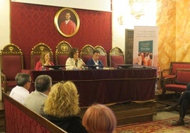 La presidenta del Consejo de Estado, Carmen Calvo, junto a Remedios Sánchez y Miguel Lorente, ayer en Derecho.