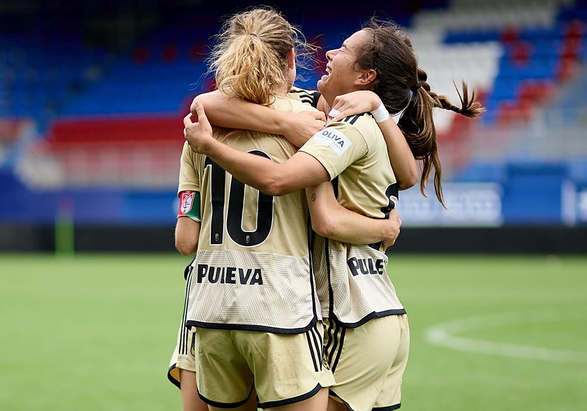 Las futbolistas del Granada celebran la permanencia en Ipurua.