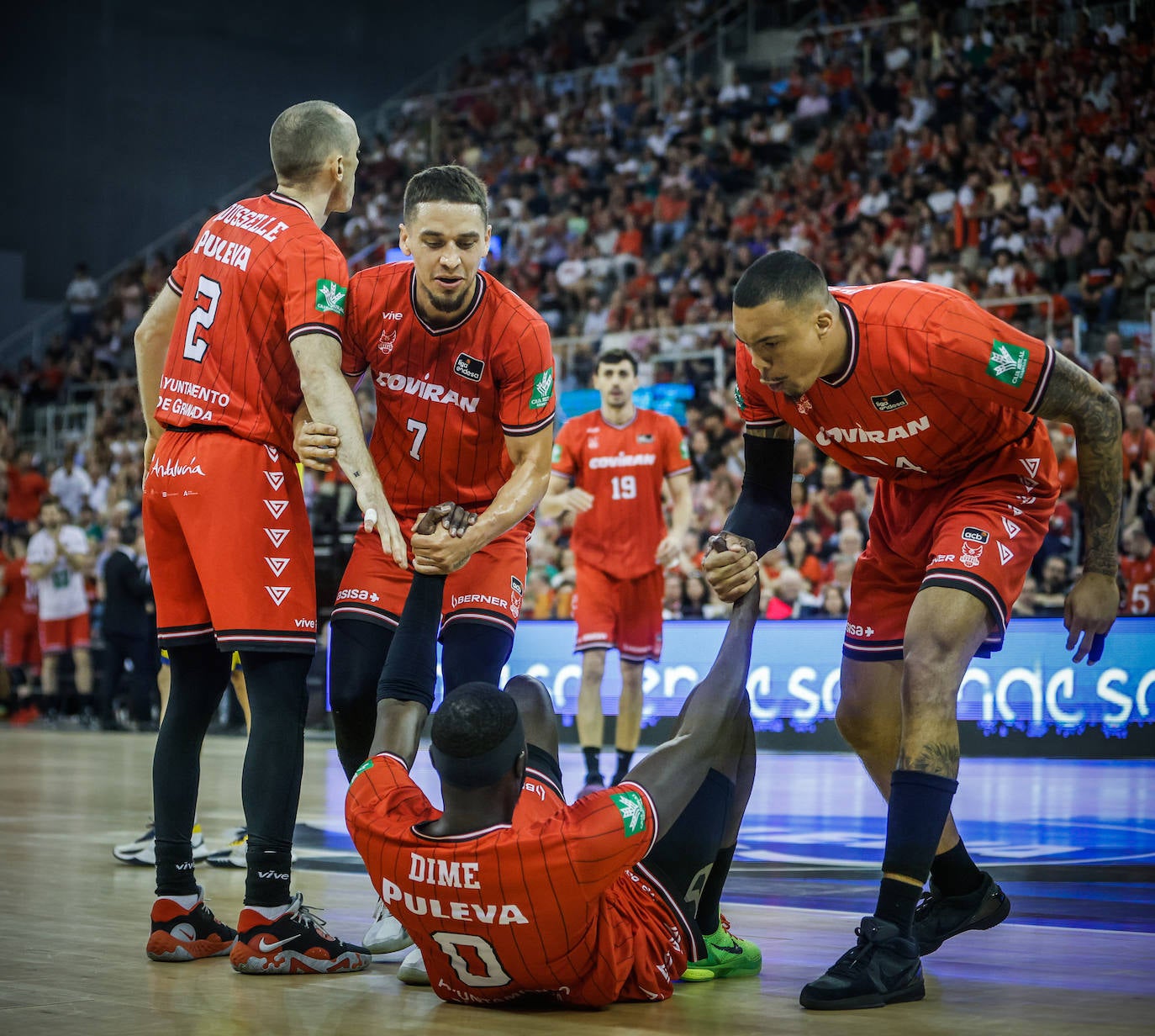 Rousselle, Bamforth y Wiley ayudan a levantarse a Malik Dime, con Tomàs al fondo.