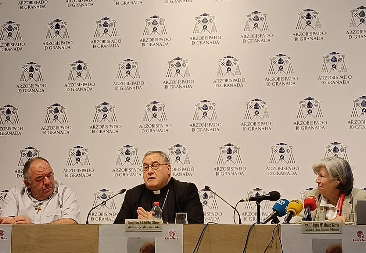 El delegado episcopal, Alfonso Marín; el arzobispo de Granada, José María Gil Tamayo y la directora de Cáritas Diocesana de Granada, Luisa María Maeso, en la presentación de la memoria anual de Cáritas.