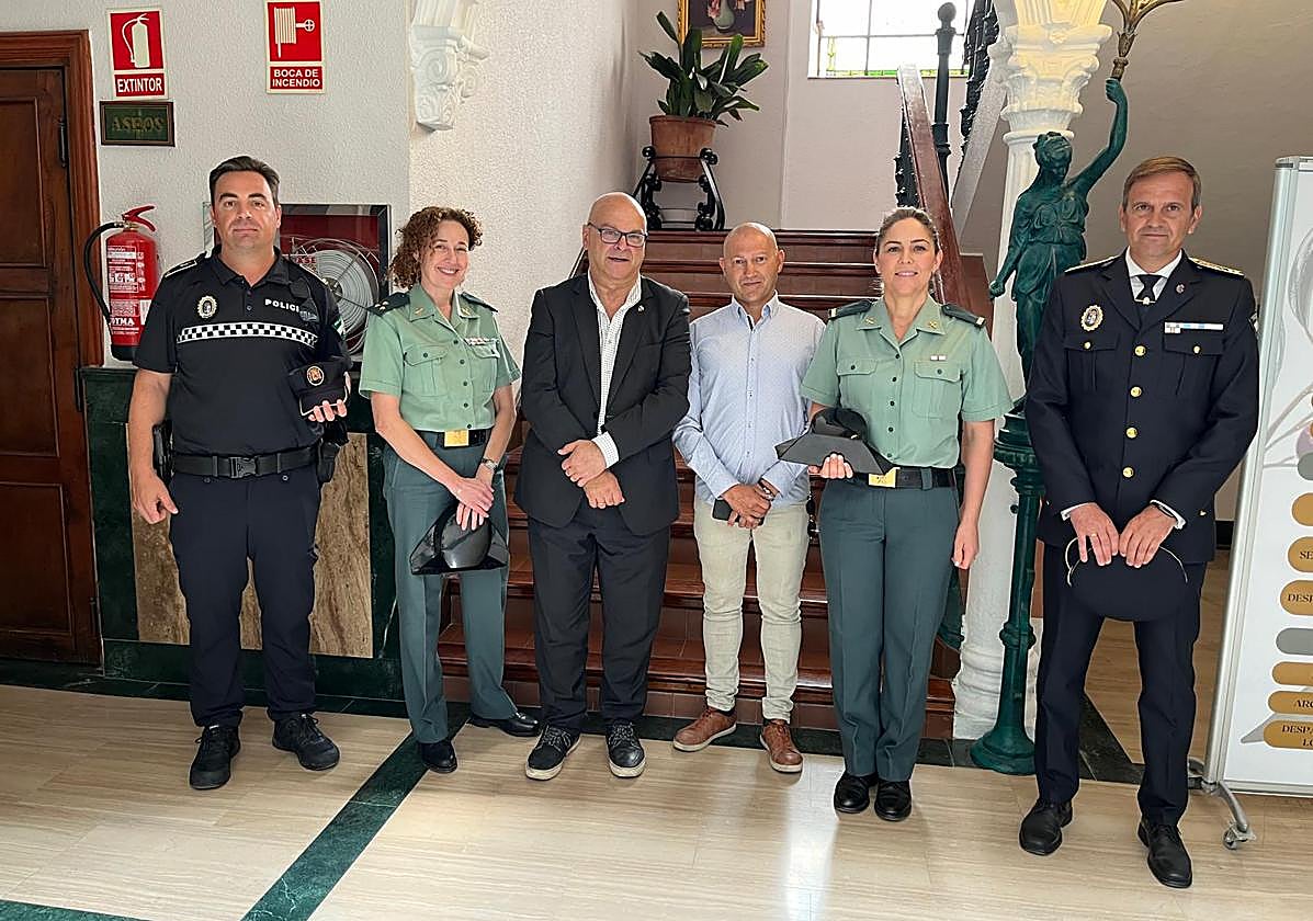 Representantes de las administraciones, Guardia Civil y Policía local en la Junta Local de Seguridad.