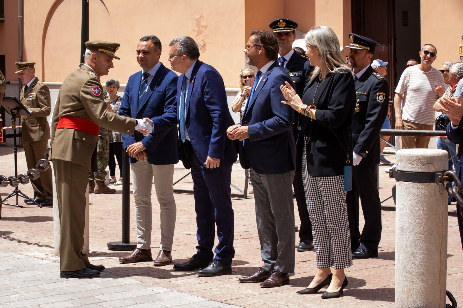 Solemne izado de Bandera en el MADOC por el aniversario de la proclamación del Rey