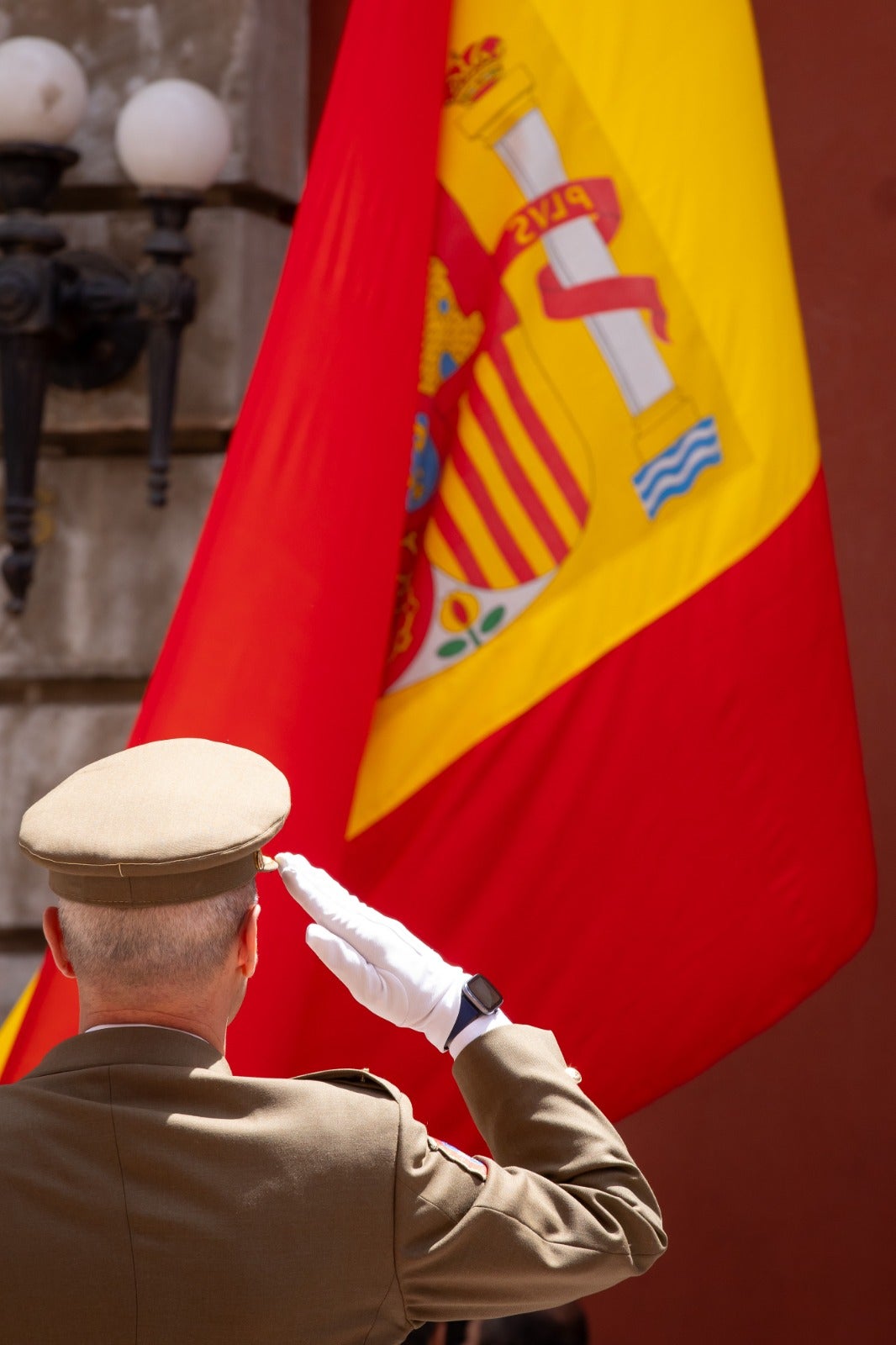 Solemne izado de Bandera en el MADOC por el aniversario de la proclamación del Rey