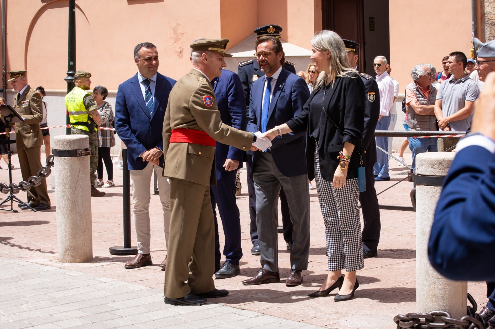 Solemne izado de Bandera en el MADOC por el aniversario de la proclamación del Rey