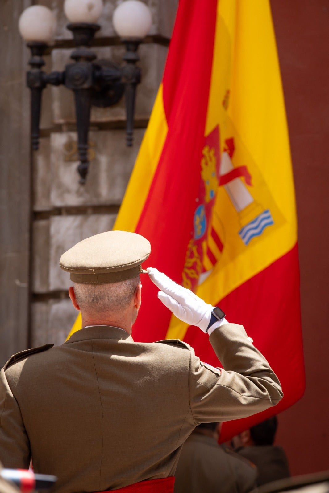 Solemne izado de Bandera en el MADOC por el aniversario de la proclamación del Rey