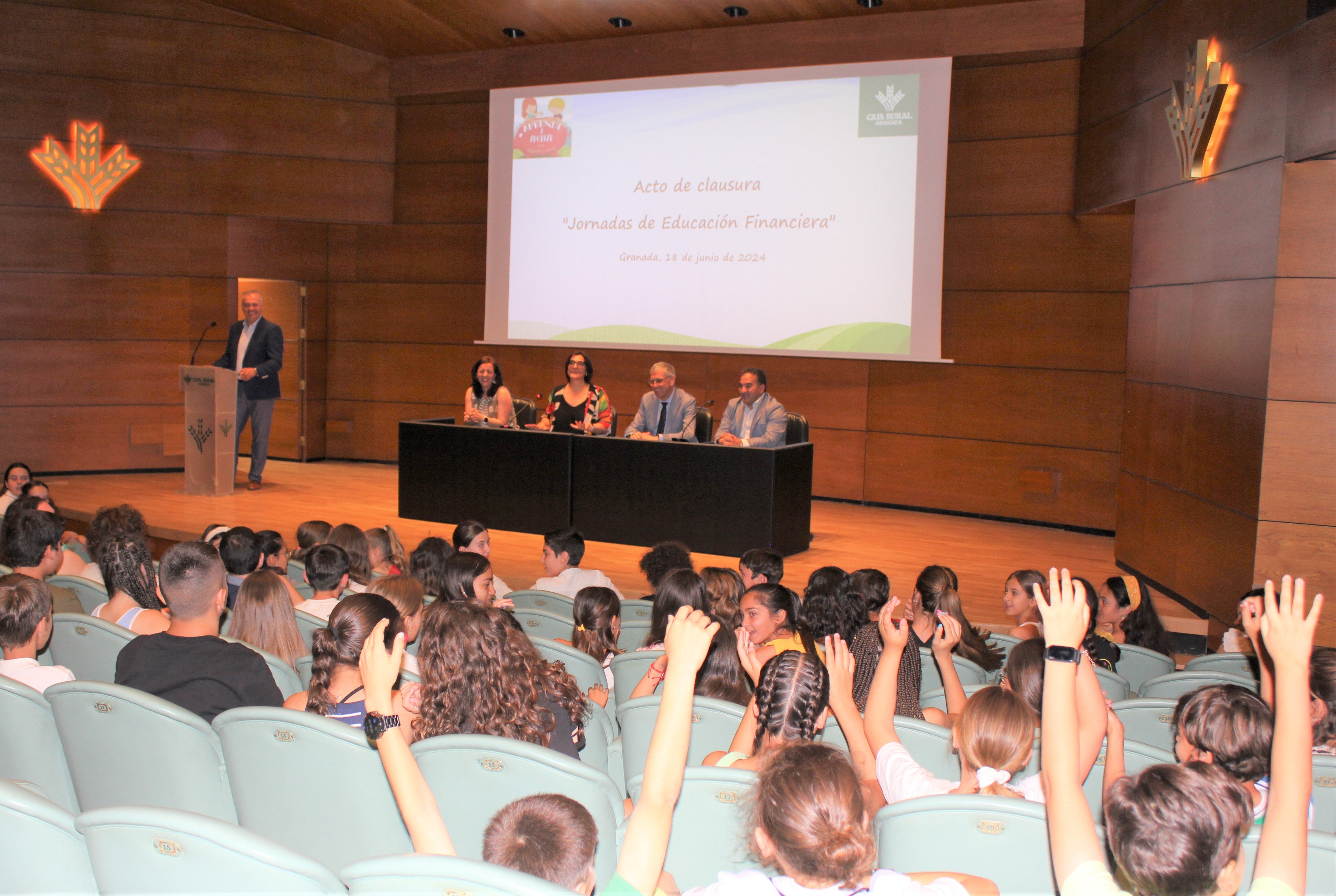 Un grupo de los escolares premiados por Caja Rural.