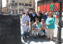 Inauguración del monumento con el alcalde y propietarios de los establecimientos