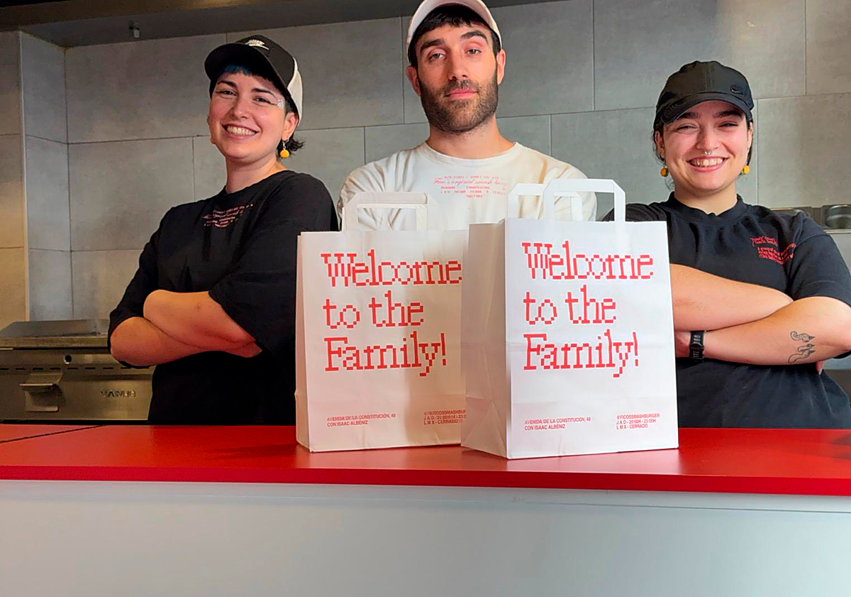 Imagen principal - Colas enormes en un pequeño bar de Granada por sus 200 hamburguesas aplastadas al día