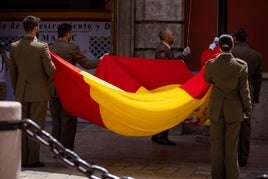 Izado de la bandera en el aniversario de la llegada al trono de Felipe VI.