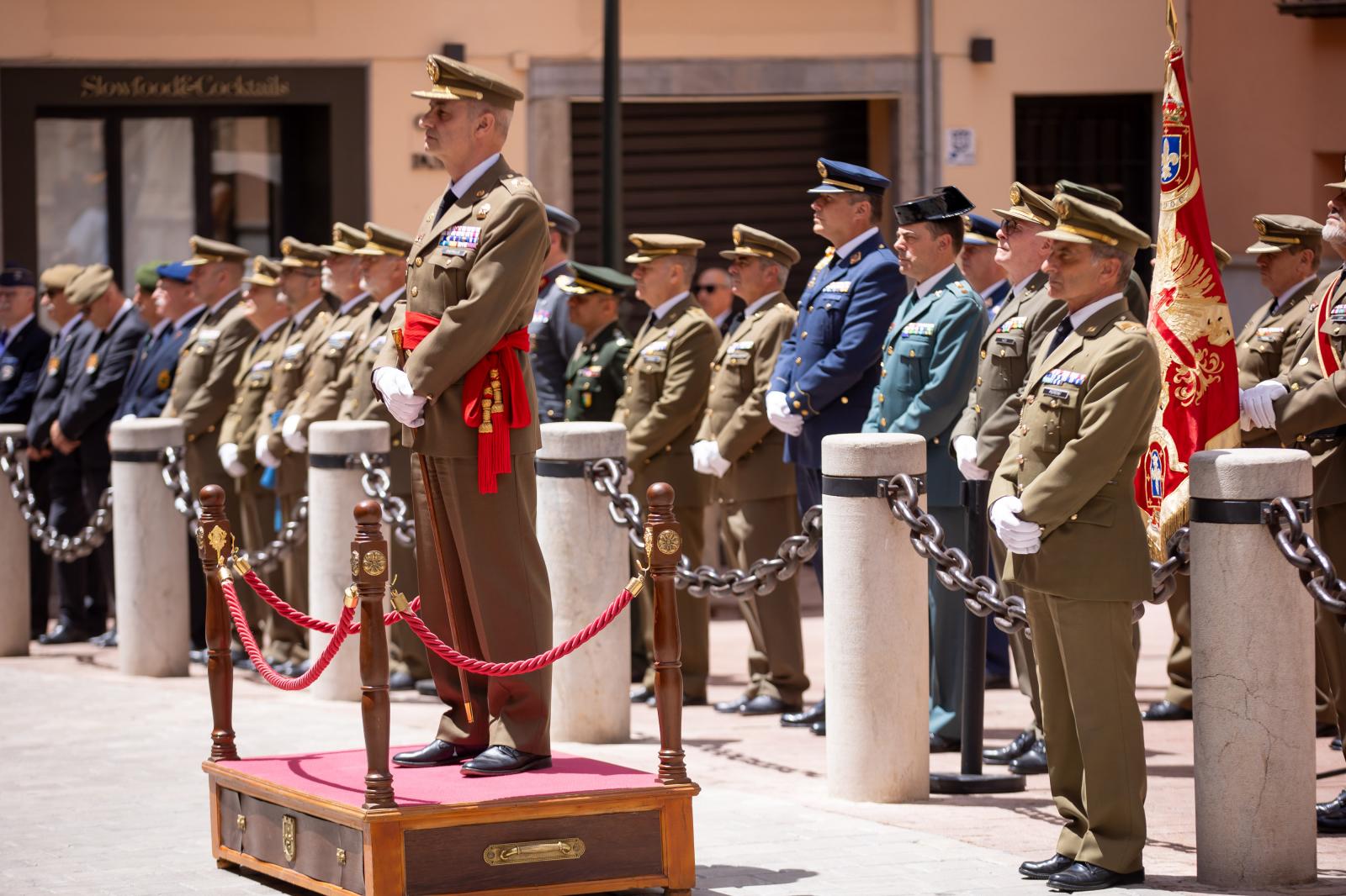 Imagen principal - El Madoc iza la bandera española en Granada en honor al rey Felipe VI