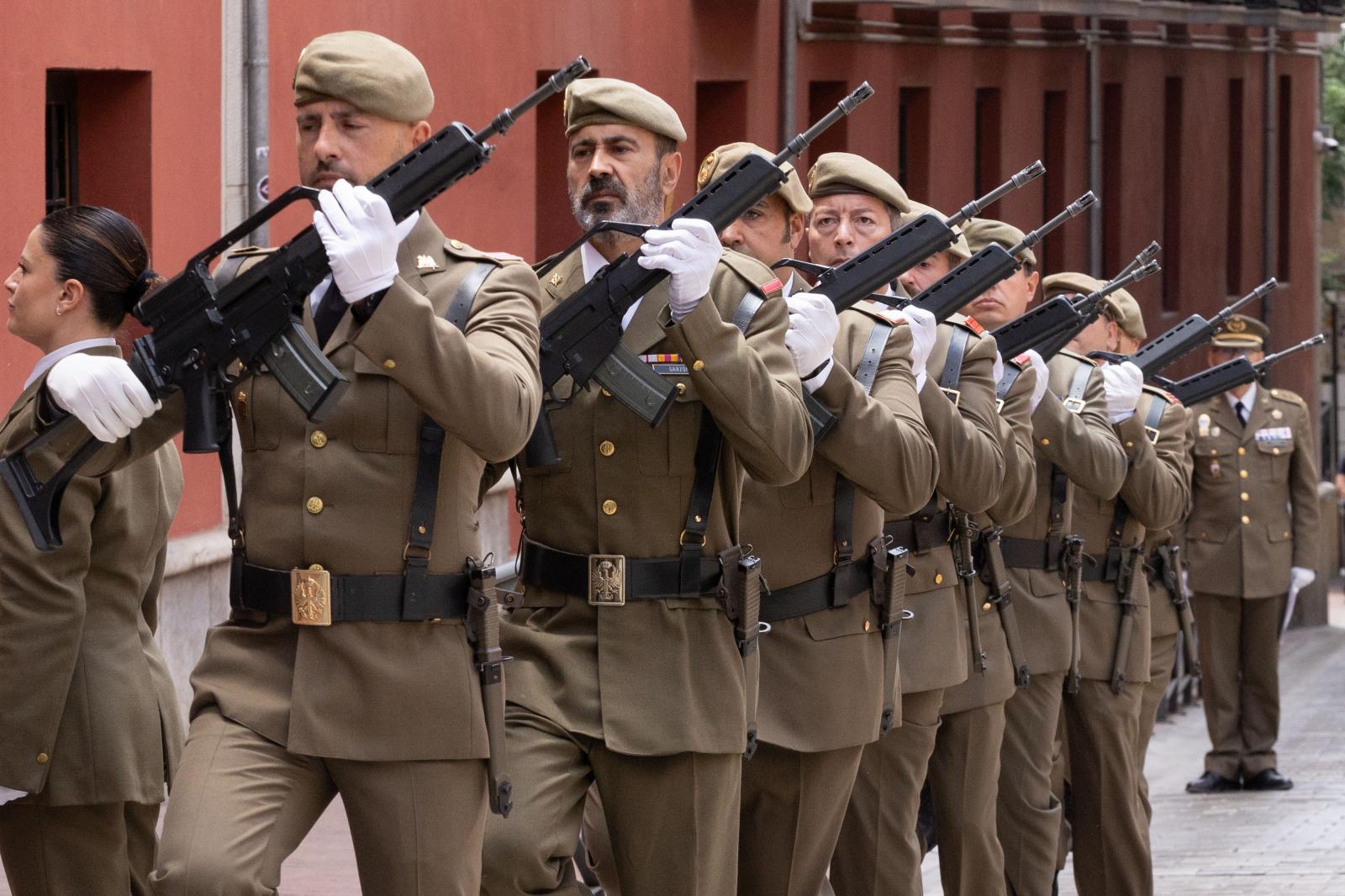 Imagen secundaria 1 - El Madoc iza la bandera española en Granada en honor al rey Felipe VI