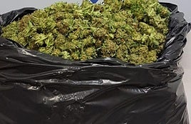 Foto de archivo de marihuana en una bolsa.