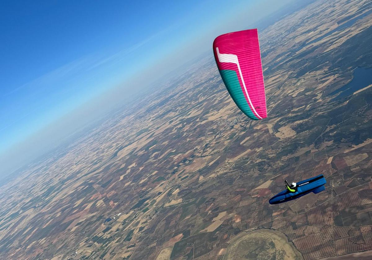 José Jiménez Belda dirige su parapente.