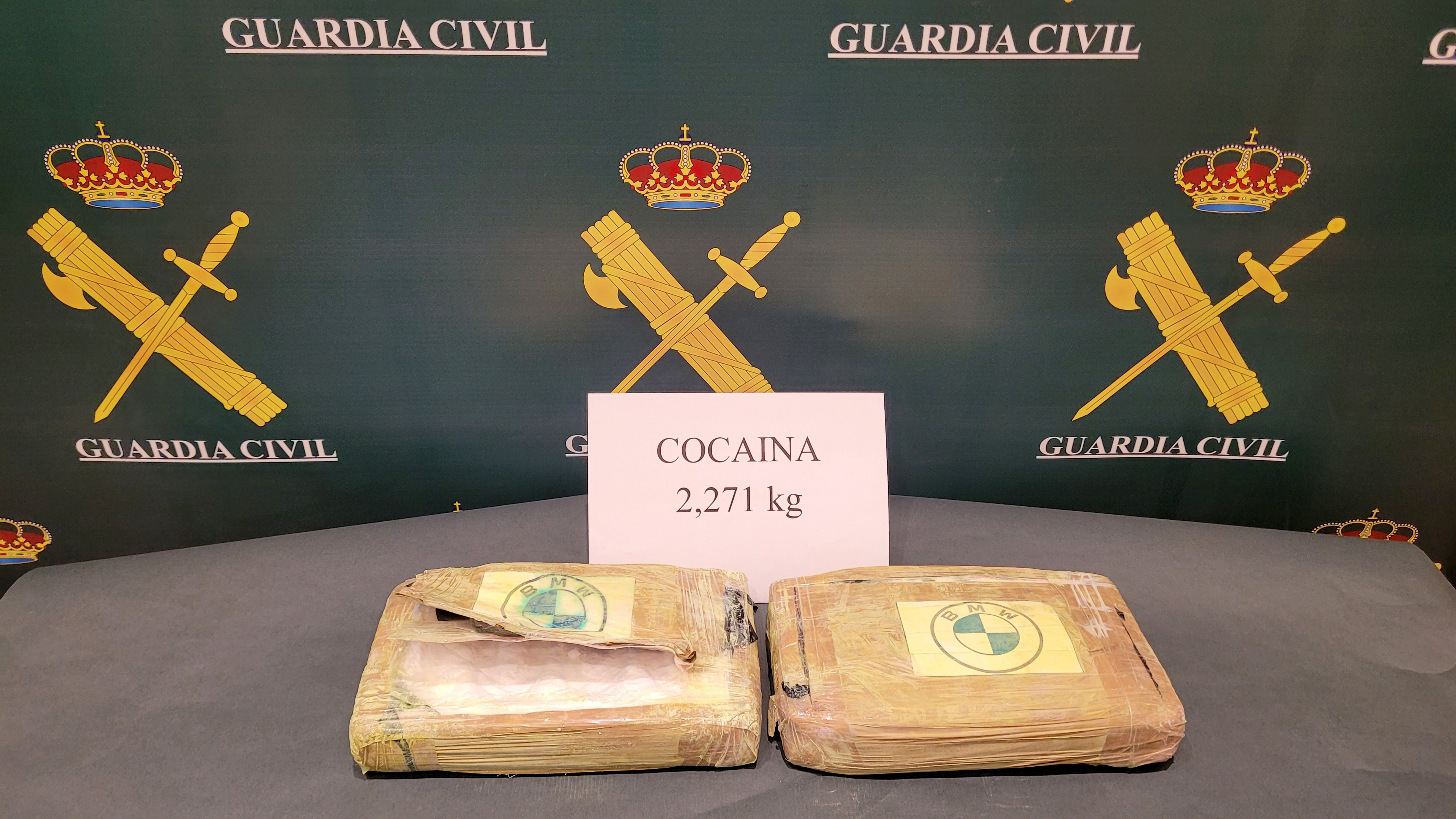 Los dos paquetes de cocaína intervenidos.