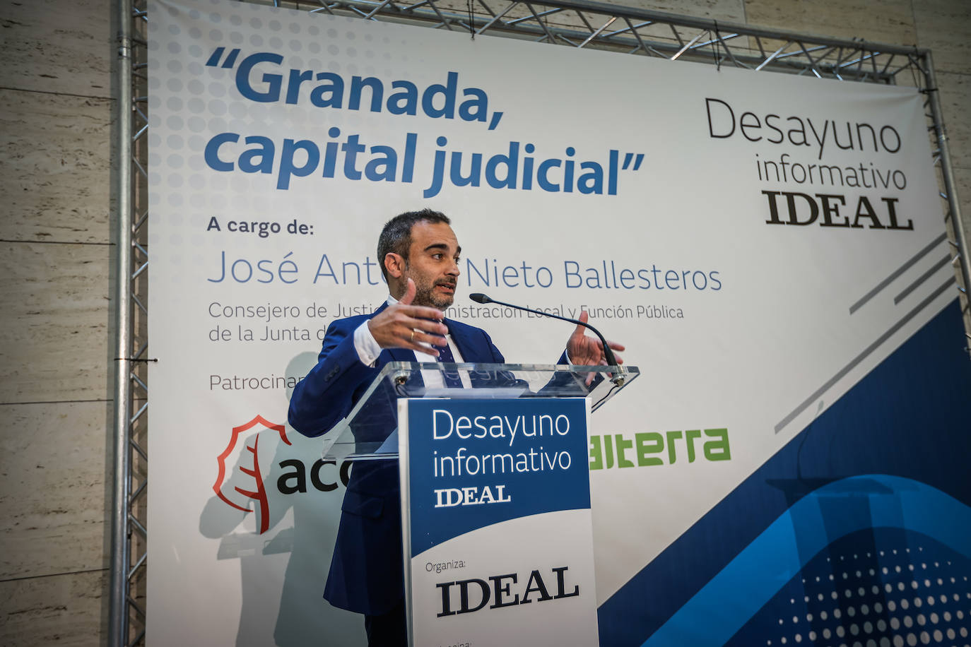 El desayuno con el consejero de Justicia, en imágenes