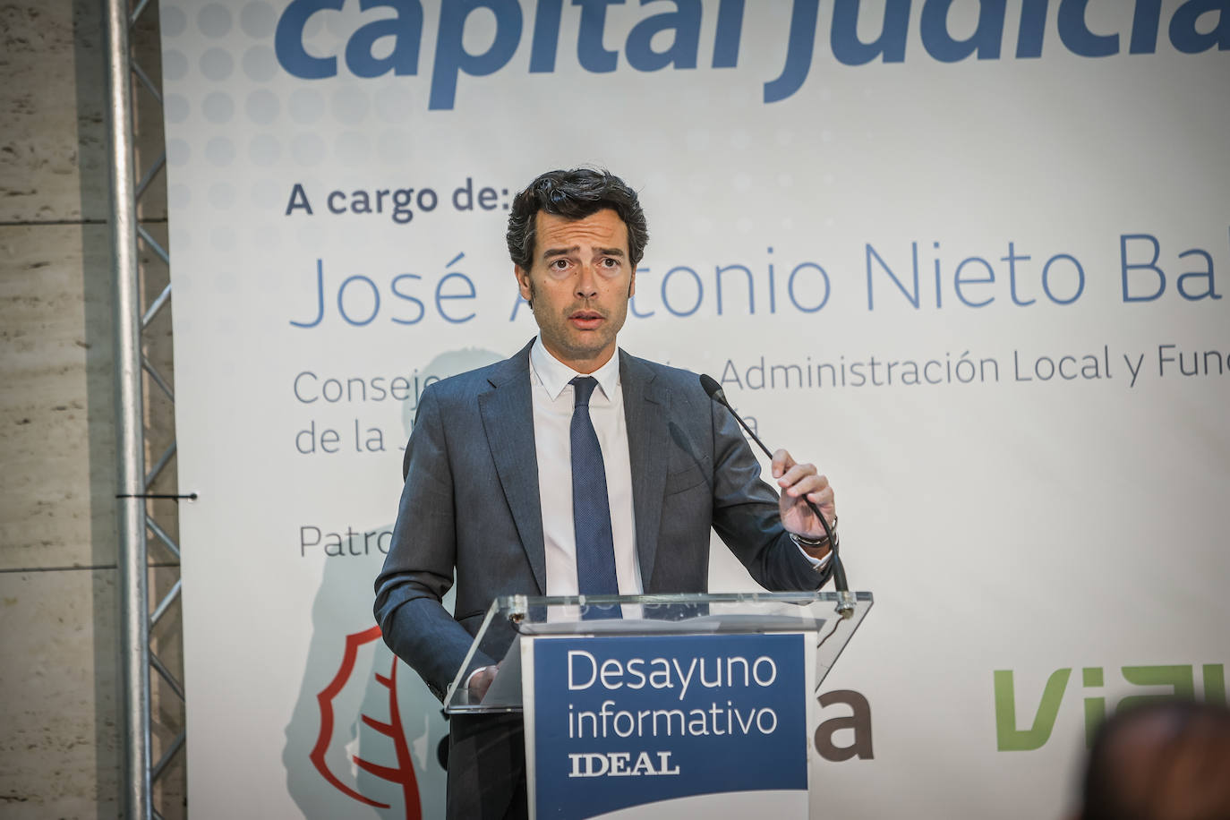 El desayuno con el consejero de Justicia, en imágenes