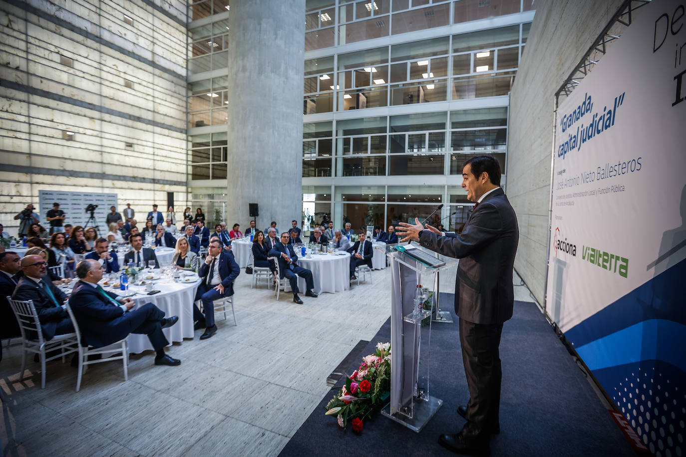 El desayuno con el consejero de Justicia, en imágenes