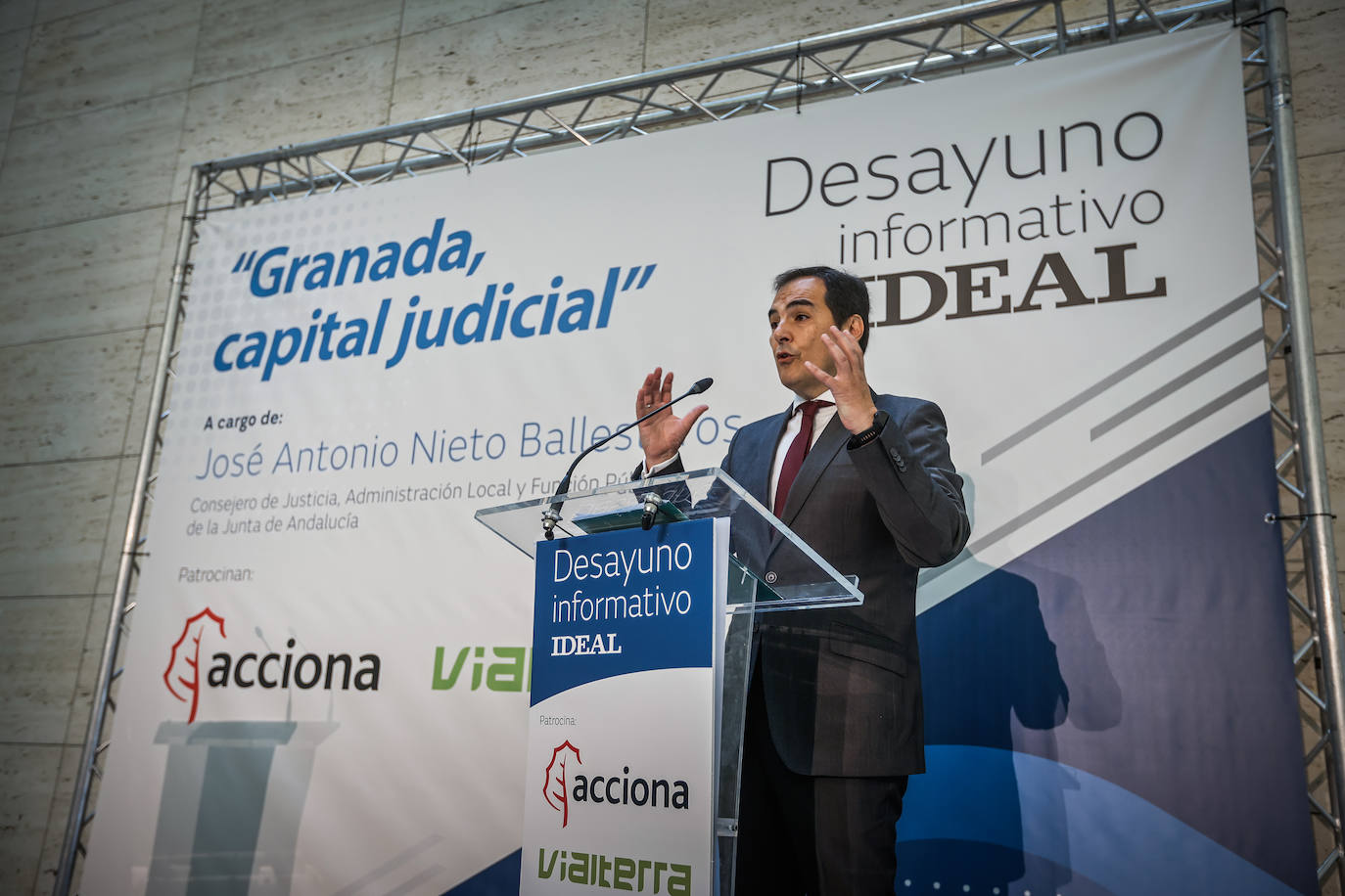 El desayuno con el consejero de Justicia, en imágenes