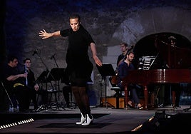 Israel Galván zapatea sobre el escenario del Pario de los Inocentes en el Hospital Real de Granada.