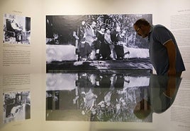 La famosa foto de grupo en el Generalife, reflejada en las vitrinas de la exposición.