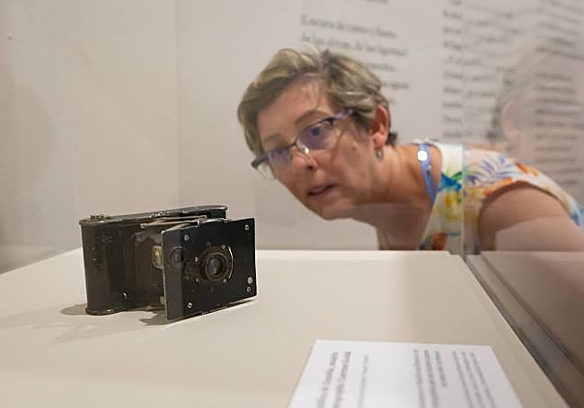 Observando la cámara de Juan Ramón y Zenobia.