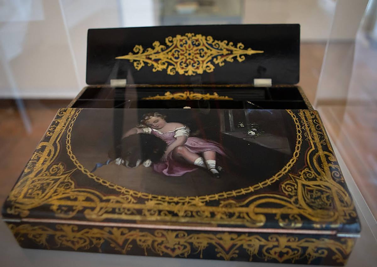 Imagen secundaria 1 - Arriba, sala tres, dedicada al exilio y la relación con Falla y Hermenegildo Lanz. Debajo, detalle del escritorio portátil y visitante leyendo el manuscrito de 'Generalife'. 