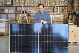 Alejandro Vázquez, creador y CEO de El Almacén Fotovoltaico, una idea que inició poco a poco en su propia casa en Churriana de la Vega.