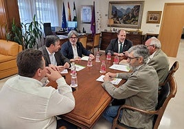 Reunión del rector y el vicerrector con miembros de la Plataforma Salvamos el Paisaje del Olivar.
