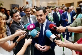 El presidente de la Junta de Andalucía, Juanma Moreno, atiende a los medios de comunicación durante la clausura el Foro Mediterráneo del Grupo Vocento.