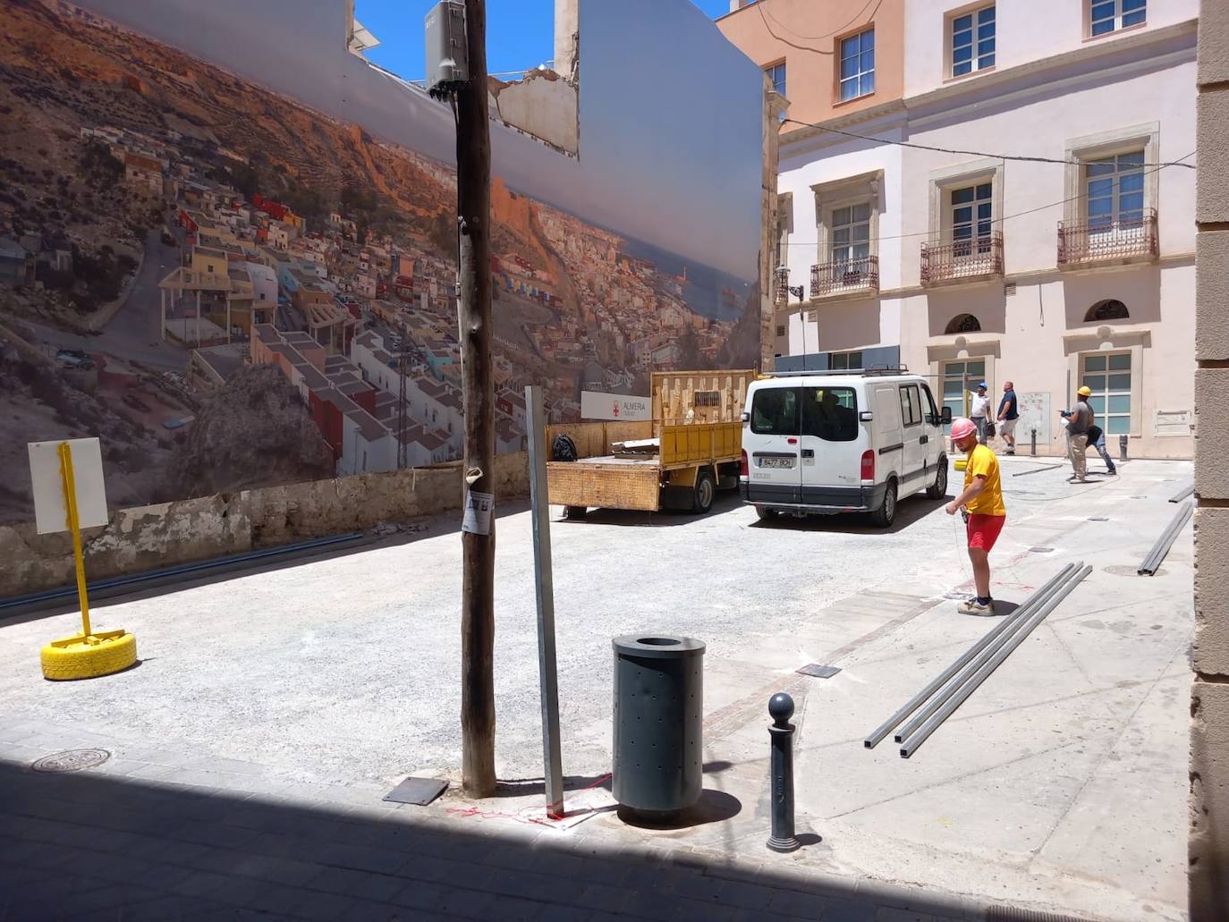 Operarios trabajan en el solar de Padre Tapia.