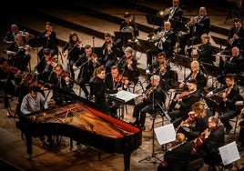 La OCG, con Floristán al piano y Berglund en la tarima, anoche en el Carlos V.