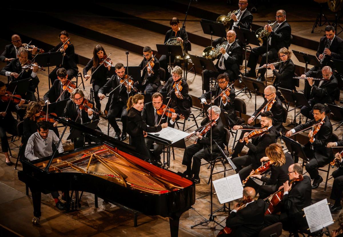 La OCG, con Floristán al piano y Berglund en la tarima, anoche en el Carlos V.