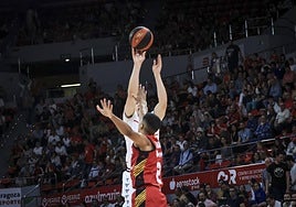 Elias Valtonen lanza a canasta, un jugador de futuro para el Covirán.