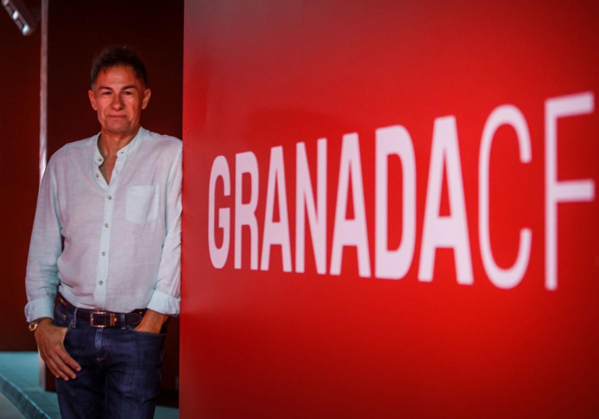 El director deportivo del Granada femenino, Roberto Valverde, posa en el interior de Los Cármenes.